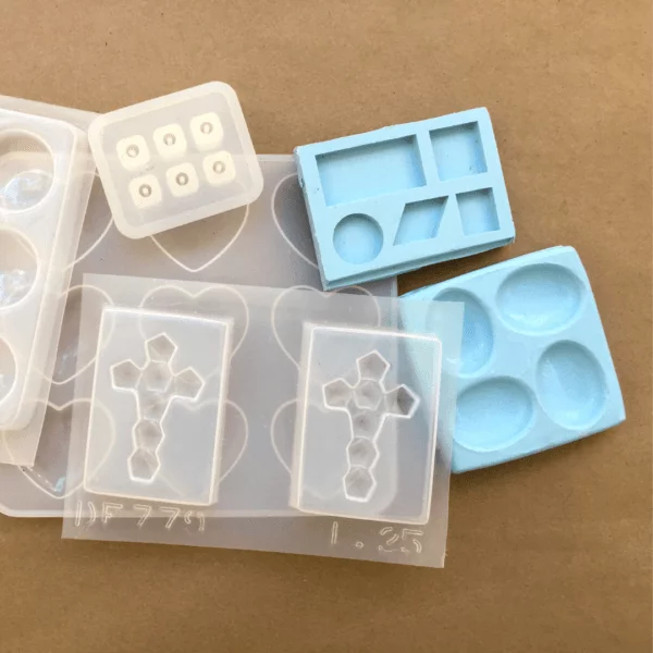 HOW TO MAKE SILICONE MOLDS - for resin casting - FUN WITH RESIN 
