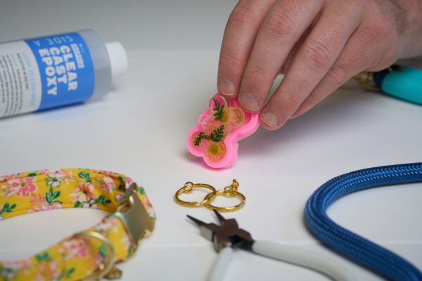 How to Make Your Own Epoxy Pet Tag - Resin Obsession